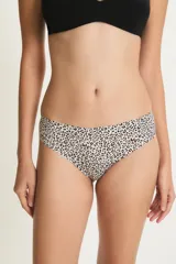 Culotte color crema con estampado de manchas de leopardo en negro.