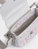 Bandolera blanca con estampado floral multicolor, correa de mano corta y correa larga regulable. Cierre con broche a presión.