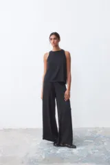 Pantalón negro de corte palazzo con cintura elástica.