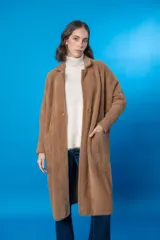 Tapado largo color marrón de textura suave, con cuello solapa, cierre con dos botones y bolsillos laterales.
