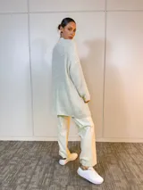 Sacón beige de punto, corte oversize y diseño moderno.