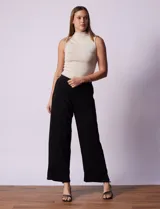 Pantalón plisado negro marca Liv Los Angeles, de corte palazzo y pretina ancha elastizada.