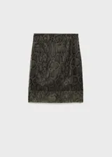 Falda midi de organza con estampado de serpiente en tonos verde y marrón. Tiene forro interior, cintura elástica y corte lápiz.
