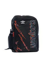 Mochila Umbro negra con estampado abstracto en rojo y logo de la marca en blanco. Cuenta con un compartimento principal con cierre, un bolsillo lateral para botella y correas acolchadas ajustables.