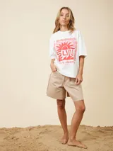 Remera de algodón blanco con diseño gráfico colorido en la parte frontal.