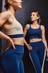 Calza deportiva larga color verde militar, de tiro alto y largo hasta el tobillo.