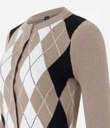 Cardigan marrón con estampado de rombos en blanco y negro, cuello redondo, mangas largas y cierre con botones.