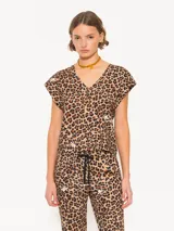 Remera de algodón con estampado animal print y flores blancas.