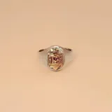 Anillo de plata 925 con apliques en oro 9k, con diseño de escudo policial. El ancho inferior de la alianza es de 4.9mm.