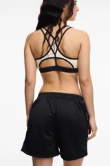 Short deportivo color bordó de tela satinada con cintura elastizada, bolsillos laterales y franja lateral blanca.