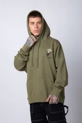 Buzo canguro negro de algodón friza, corte oversize y estampado de una rosa roja en el pecho.