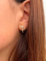 Aros de cobre chapado en oro de 24 quilates, con incrustaciones de circonia cúbica. Diseño elegante y minimalista.