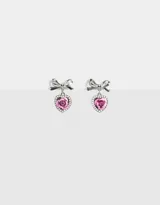 Aros colgantes cortos plateados con pasante de moño y corazón con rosa rosada y strass.