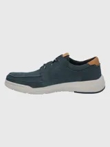 Zapato acordonado color marrón de cuero vacuno con suela blanca de goma.