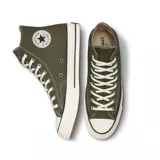 Zapatillas Converse Chuck 70 de caña alta, color verde oliva, con cordones blancos y suela de goma color hueso.