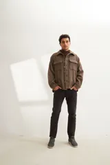 Camisa estilo leñadora marrón con diseño de espiga, cuello clásico, abrochadura frontal a la vista, bolsillos plaqué con tapa en el pecho, mangas largas con puño y botón.