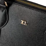Cartera grande negra confeccionada en símil cuero graneado, con acceso por cierre, correa regulable y herrajes dorados. Cuenta con un compartimento principal, un bolsillo interno con cierre y dos bolsillos internos abiertos.