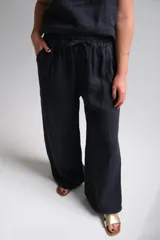 Pantalón palazo azul marino confeccionado en lino italiano, con cintura elástica.