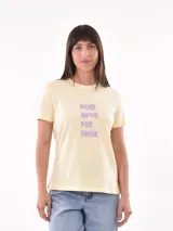 Remera color amarillo claro con estampado frontal de la frase "More Amor Por Favor" en color lila.
