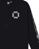 Remera blanca de manga larga con cuello redondo y estampado del logo de la marca Deus Ex Machina en el pecho y en las mangas.