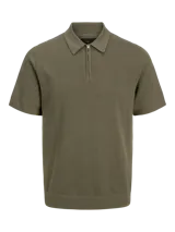 Polo de punto color verde oliva con cierre de cremallera, cuello polo y mangas cortas.
