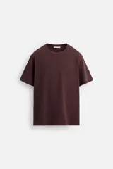 Camiseta manga corta color marrón oscuro, de corte recto y cuello redondo.