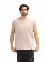 Musculosa color borgoña con estampado frontal con la frase "Chill Out" en color blanco. Corte holgado y sin mangas.