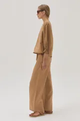 Blusa blanca de lino con mangas abullonadas de ramie.