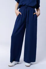 Pantalón formal de vestir azul oscuro con cintura elastizada y cordón de ajuste.
