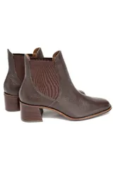 Botines Chelsea de cuero color marrón chocolate, con elásticos laterales y tacón bloque.