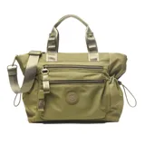 Bolso tipo tote color verde oliva, con múltiples bolsillos externos con cierre y bolsillo interno con cierre. Tiene doble asa de mano y correa de hombro ajustable y extraíble.