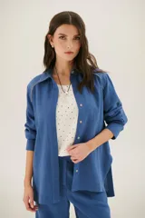 Sobrecamisa azul de lino con cuello camisero, manga larga y cierre frontal con botones.