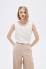 Musculosa blanca de lino con breteles anchos y cuello bote.