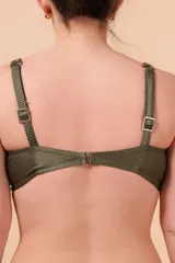 Top de bikini verde militar con textura acanalada, breteles regulables y nudo central.
