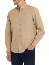 Camisa de hombre azul de manga larga, confeccionada en algodón orgánico con tecnología UPF 20+ y botones de madera.