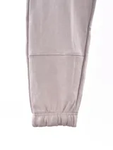Pantalón de jogging azul marino con cintura elástica ajustable con cordón, bolsillos laterales y bolsillos cargo con solapa en los muslos.