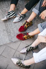 Botines acordonados con estampado animal print y puntera cubierta de glitter plateado.