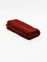 Cuello de punto tejido en color rojo con textura acanalada, ideal para proteger del frío durante la temporada de invierno.