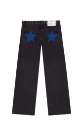 Pantalón de jean gris oscuro con corte recto y bolsillos traseros con apliques de estrellas rojas.