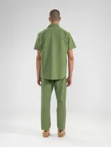 Camisa azul de manga corta confeccionada en algodón ligero con textura waffle. Presenta corte cuadrado, bolsillo en el pecho y botones de coco grabados con el logo de Polonio.