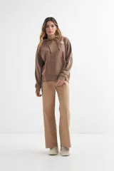 Hoodie de algodón color azul claro deslavado, con capucha ajustable con cordones y bolsillo canguro frontal.