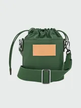 Bolso bandolera verde oscuro de cuero con correa ancha ajustable y cierre con solapa y cordón ajustable.