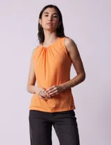 Blusa sin mangas color amarillo, con cuello redondo con frunces delanteros y abertura con botón en la espalda.