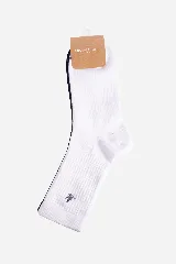 Medias soquete lisas color blanco con logo bordado en el tobillo.