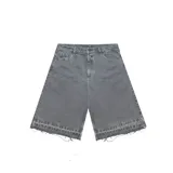 Bermuda de jean gris, corte ancho, con terminación desflecada.