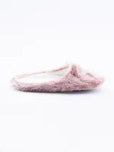 Pantuflas cerradas de tela peluda color gris, con diseño de gato bordado en el empeine.