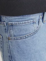 Pantalón jean celeste de corte recto, con tiro medio y calce relajado. Confeccionado en tejido de sarga 100% algodón, con cierre de cremallera y botón. Diseño clásico de cinco bolsillos.