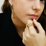 Anillo plateado de acero quirúrgico con diseño geométrico moderno.