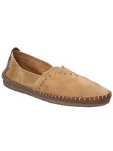 Alpargatas RKF Laurie color ladrillo de cuero suede con tachas metálicas y suela de goma antideslizante.