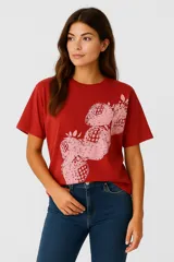 Remera blanca de corte holgado con estampado de flores negras.